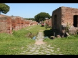 05871 ostia - regio iii - porta marina - blick ueber die decumanus maximus nach osten - 2010.jpg